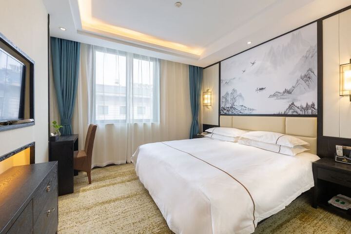 Room 8 of 18