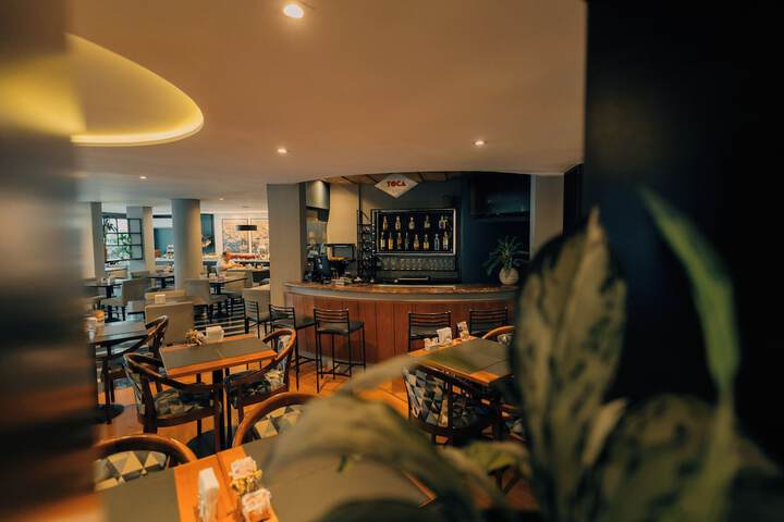 Lounge 82 of 86