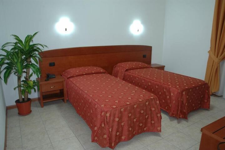 Room 5 of 40