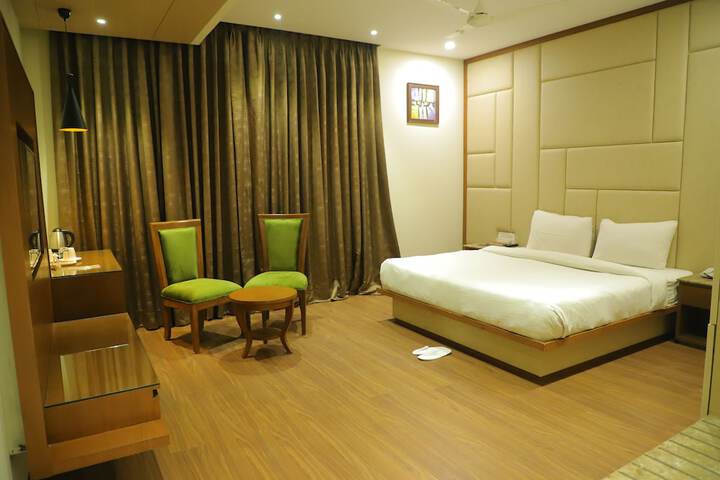 Room 13 of 32