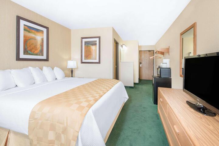 1 King Bed (4 of 12)