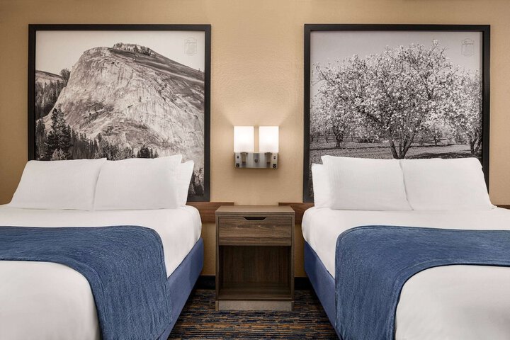 2 Queen Beds (9 of 11)