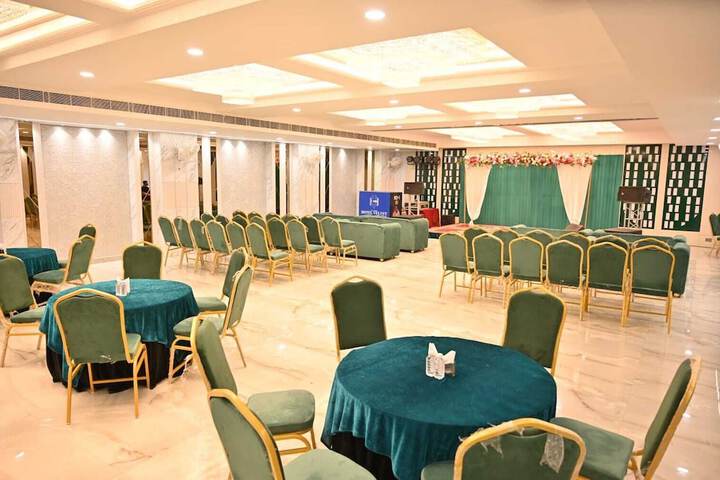 Ballroom/Hall 11 of 13