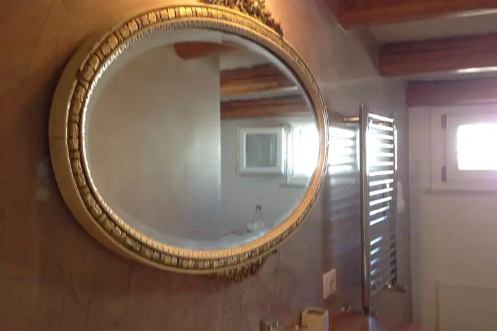 Room 4 of 10