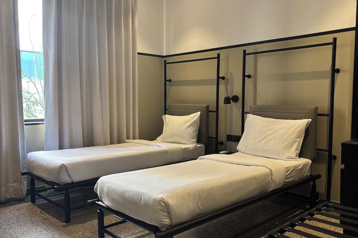 Room 32 of 67