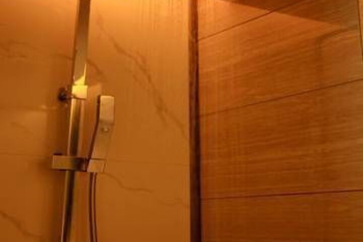 Room 5 of 9