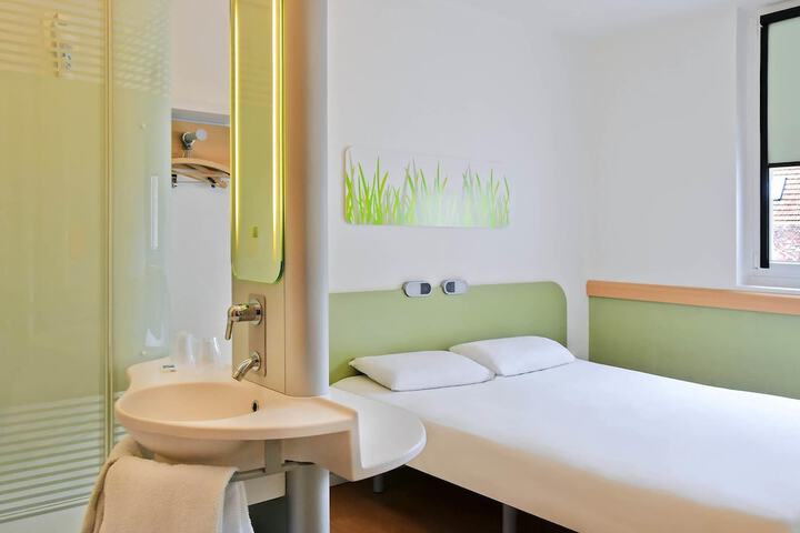 Room 15 of 40
