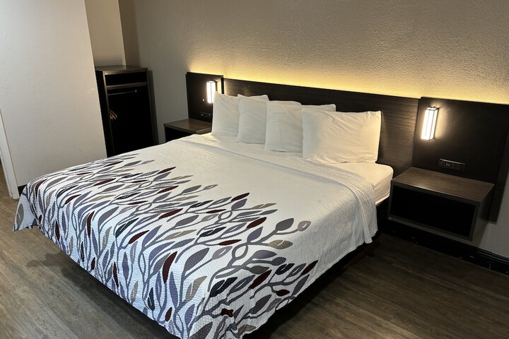 1 King Bed (3 of 5)