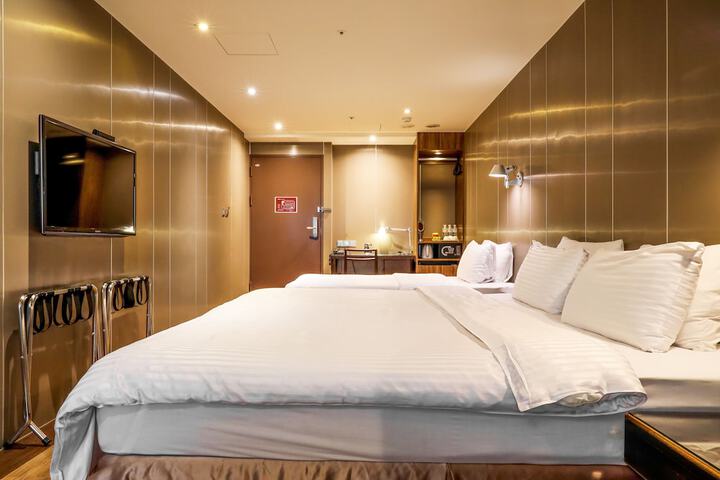 Room 25 of 53