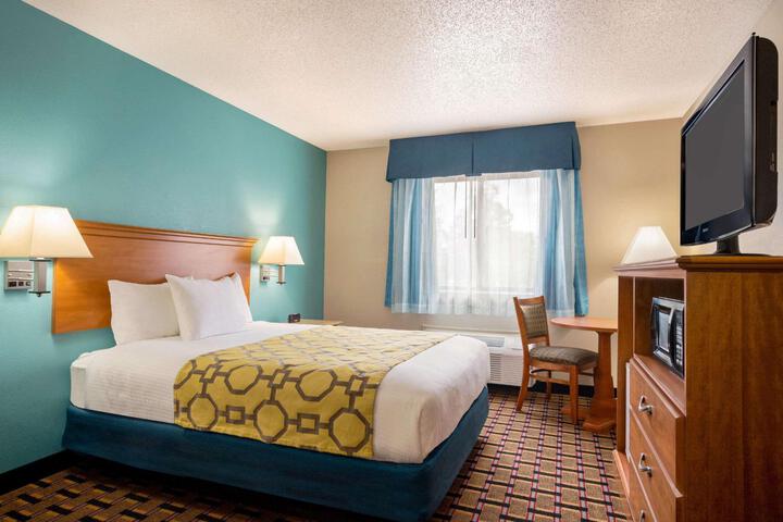 1 Queen Bed (1 of 7)