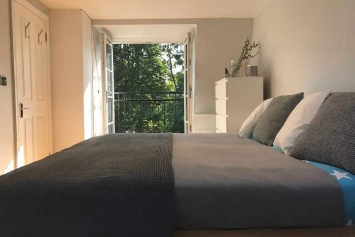 Room 2 of 10