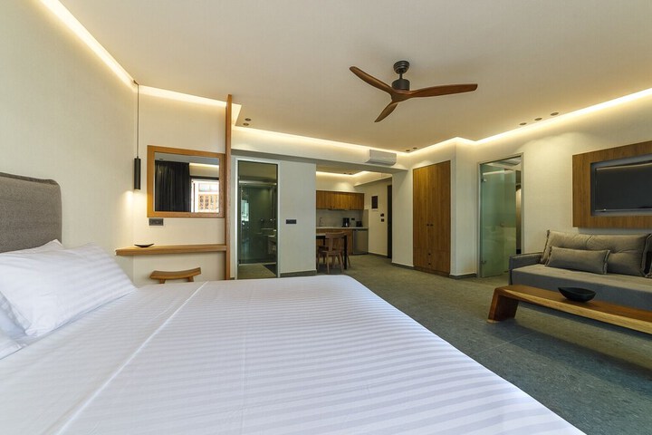 Room 9 of 28