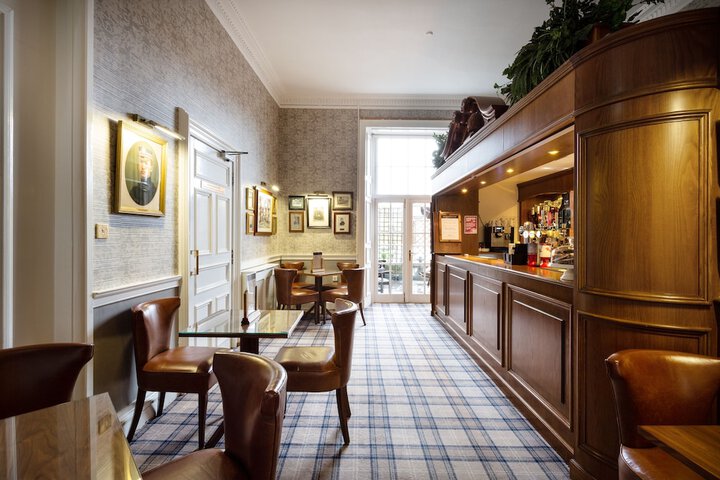 Lounge 67 of 76