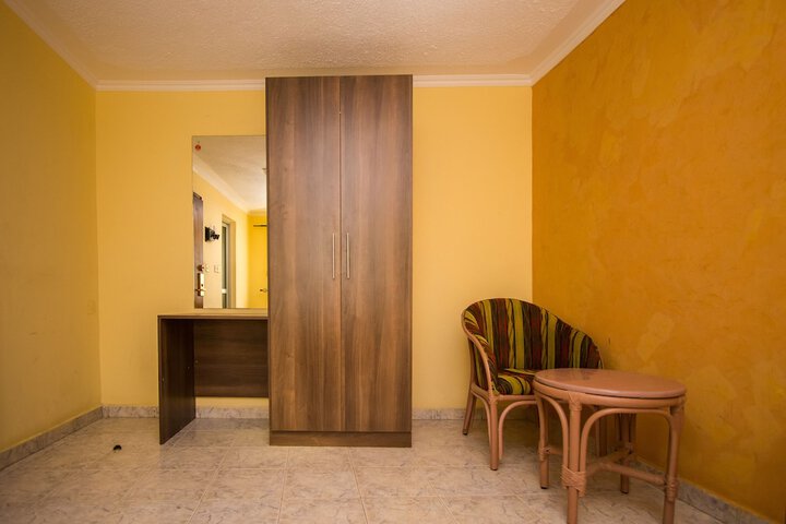 Room 9 of 16