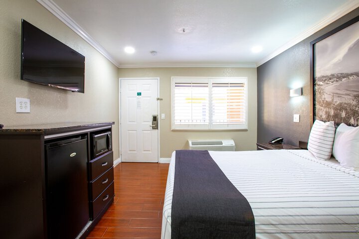 1 Queen Bed (4 of 19)