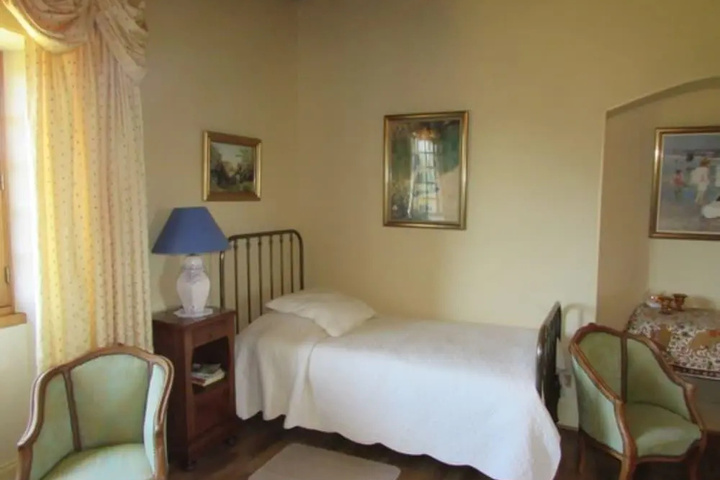 Room 4 of 12