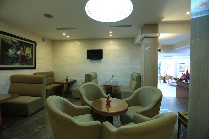 Lounge 24 of 26