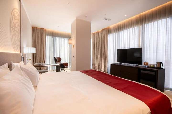 Room 32 of 93