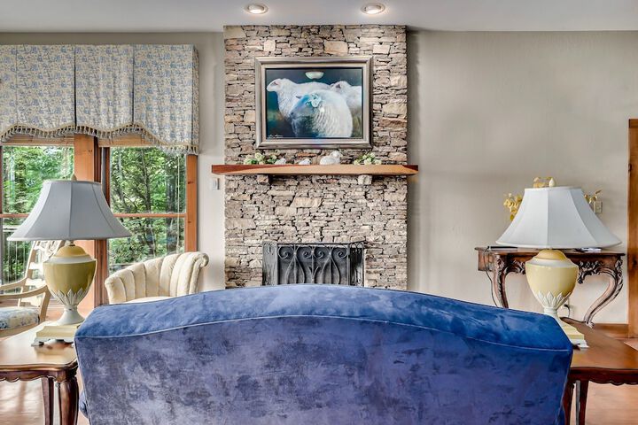 Snug Hug Queen Suite with Fireplace (67 of 131)