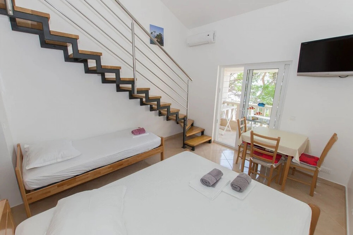 Room 4 of 10