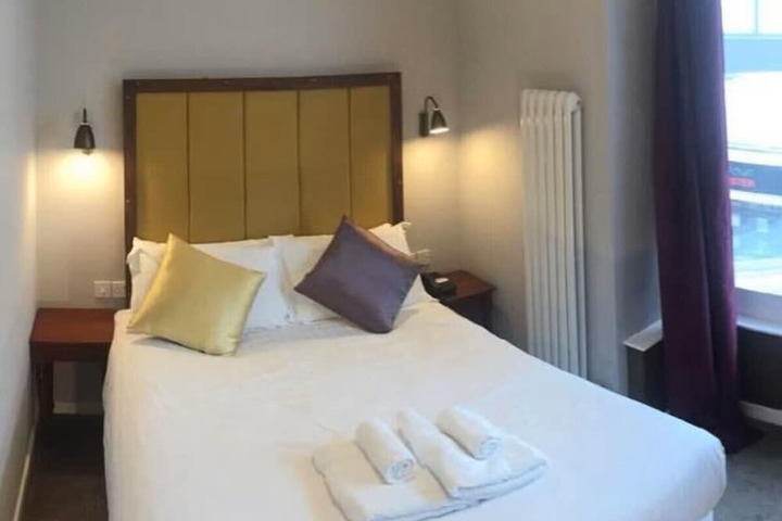 Room 6 of 24