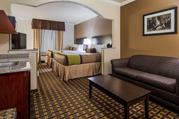 Suite 1 King Bed Sofa Bed Living Area Wet Bar Microwave and Refrigerator WiFi Full Breakfast (2 of 11)
