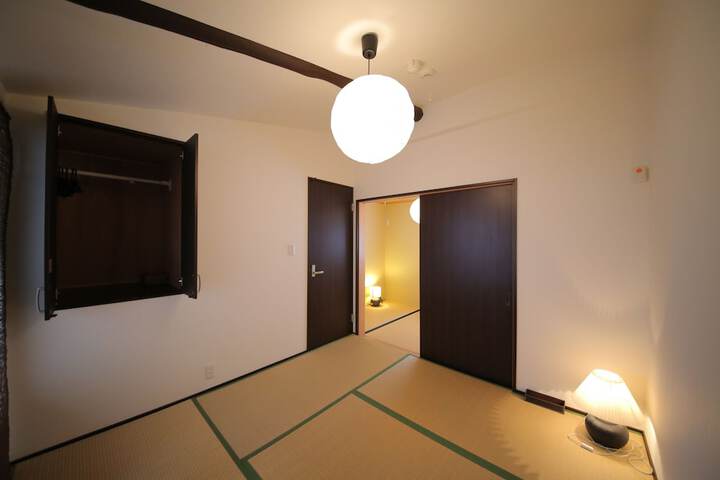 Room 6 of 12