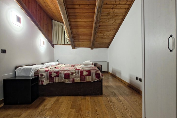 Room 4 of 52