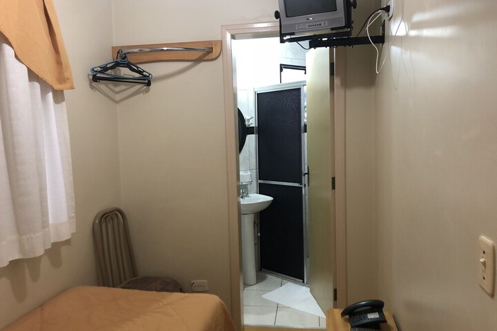 Room 10 of 16