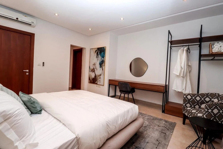 Room 6 of 13