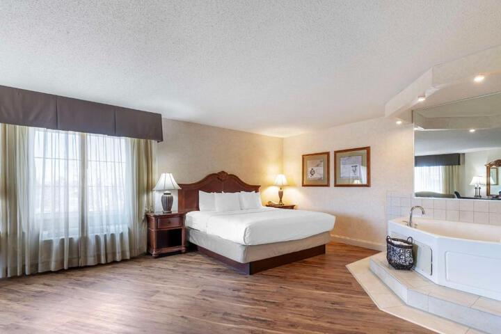 1 King Bed (5 of 23)