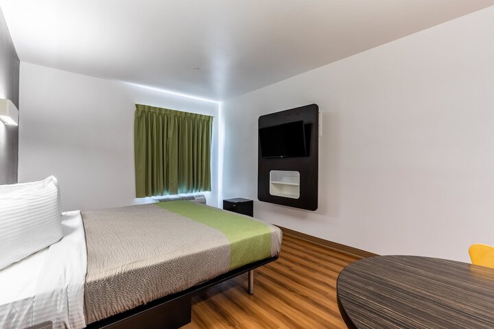Deluxe King Room (6 of 9)