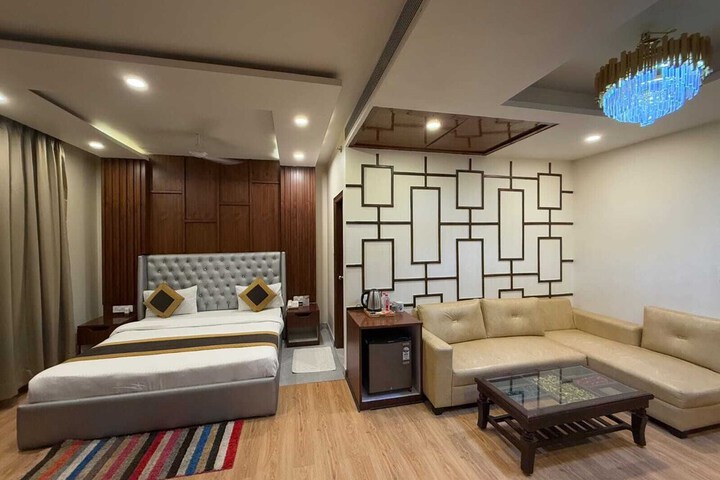 Room 12 of 27