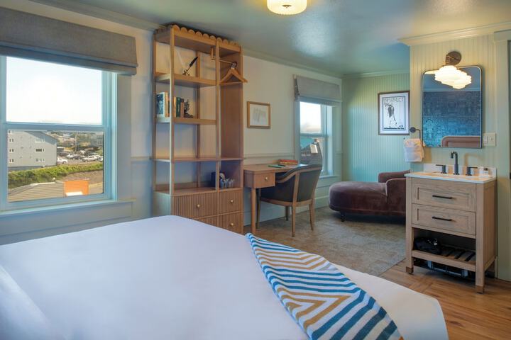 Room 9 of 80