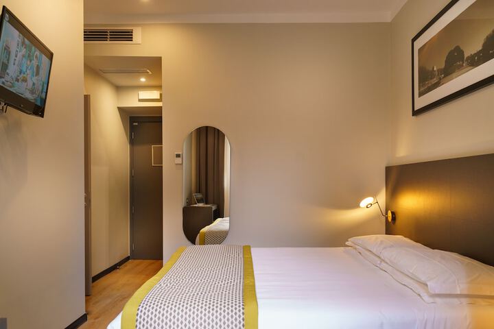 Room 11 of 104