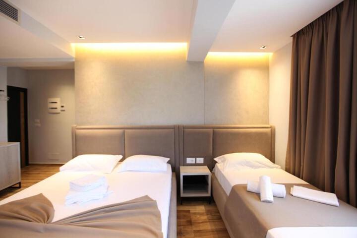 Room 93 of 143
