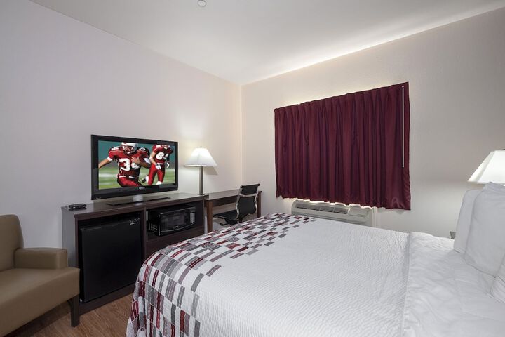 1 King Bed (2 of 15)