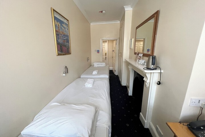Room 4 of 89