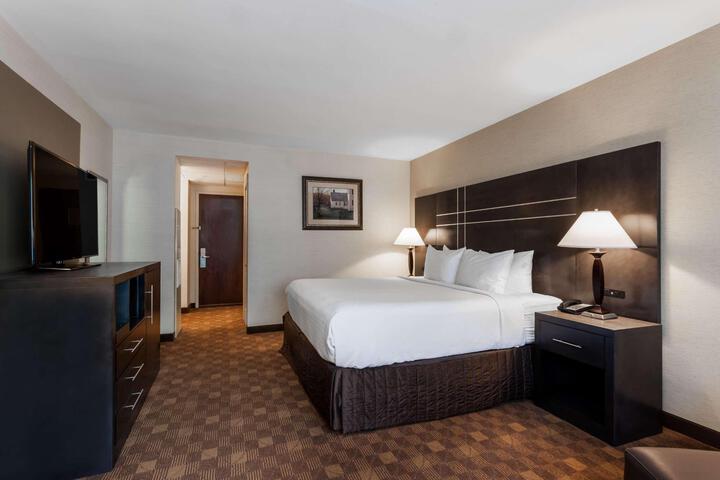 1 King Bed (8 of 10)