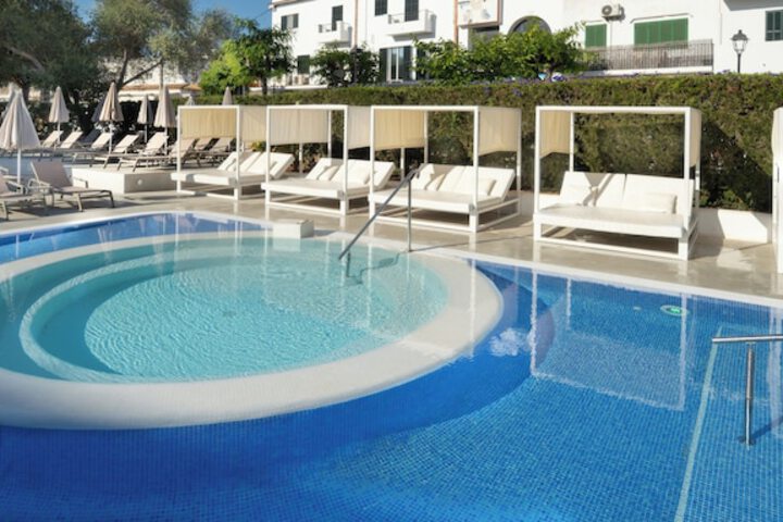 Hotel with Pool