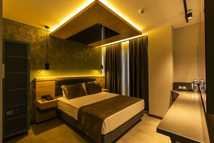 Room 4 of 93
