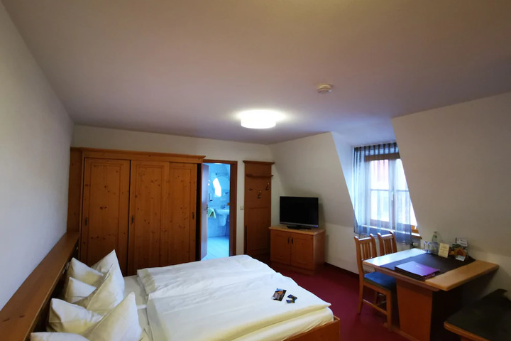 Room 8 of 10