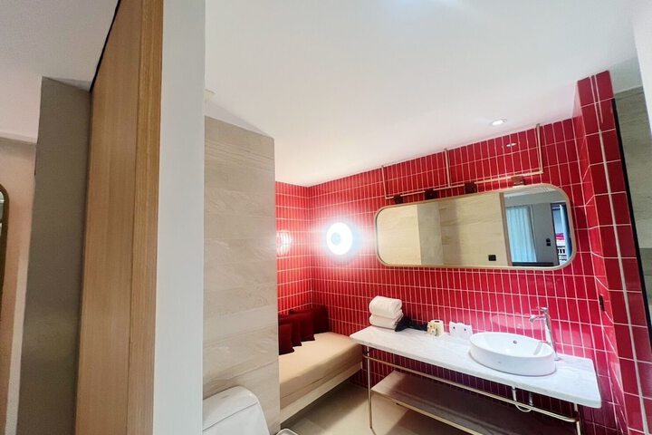 Room 26 of 38