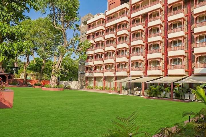 Hotel Exterior 155 of 170