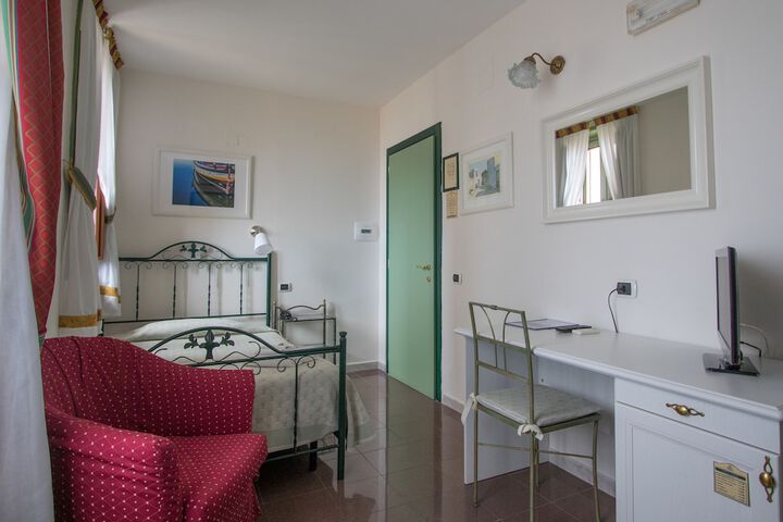 Room 7 of 33