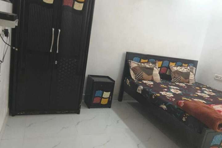 Room 14 of 37