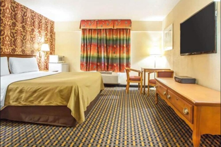 1 King Bed (9 of 14)