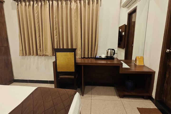 Room 11 of 32
