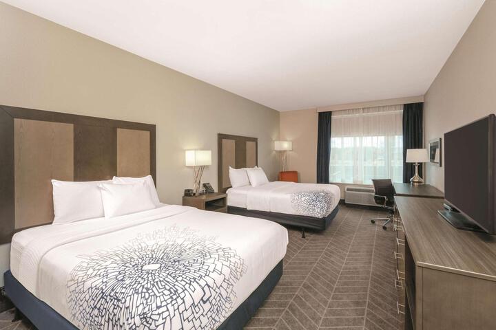 2 Queen Beds Mobility Accessible (5 of 9)