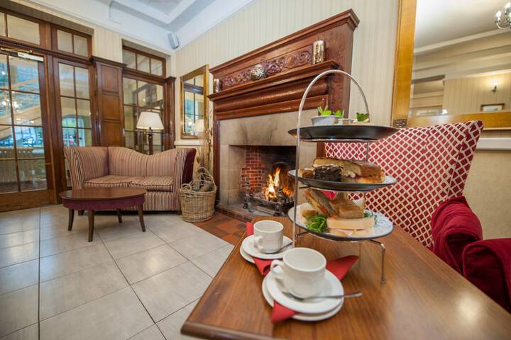 Lounge 108 of 149